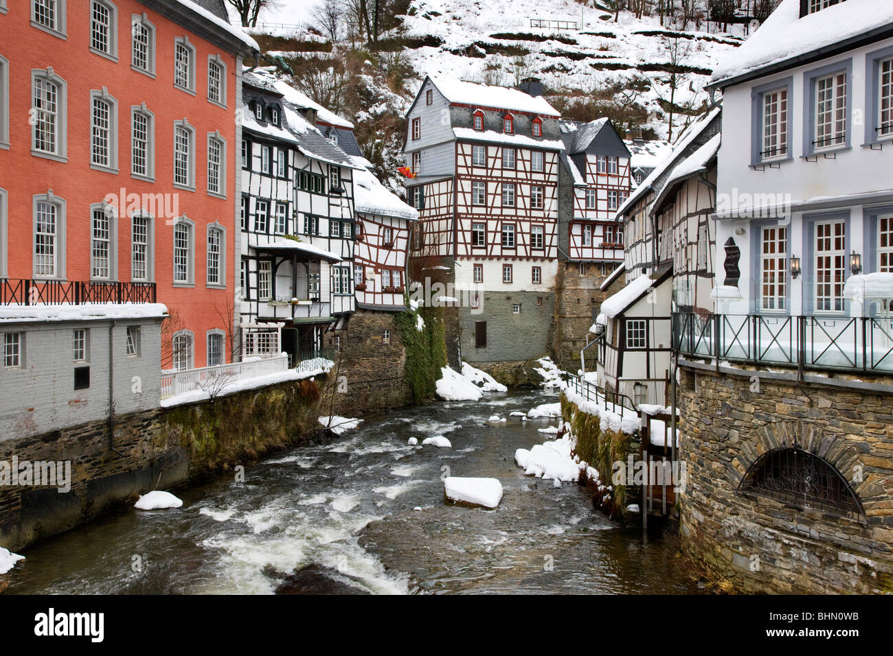 Des maisons à colombages le long de la rivière Rur à Monschau dans la neige en hiver, Eifel, Rhénanie du Nord-Westphalie, Allemagne Banque D'Images Des maisons à colombages le long de la rivière Rur à Monschau dans la neige en hiver, Eifel, Rhénanie du Nord-Westphalie, Allemagne Banque D'Images
