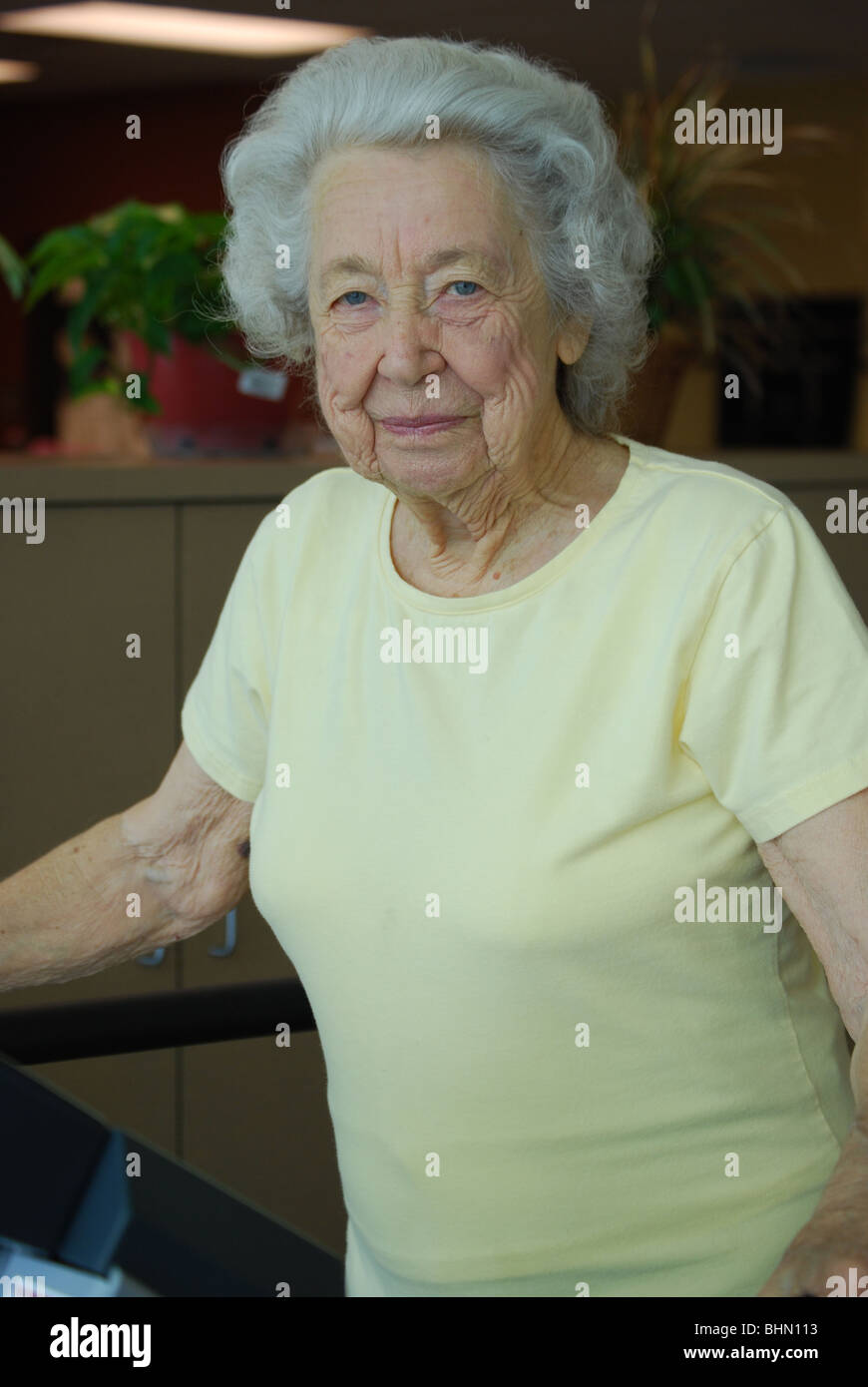89 ans peuvent recevoir une thérapie physique Annette longtemps pour le renforcement du corps. Banque D'Images