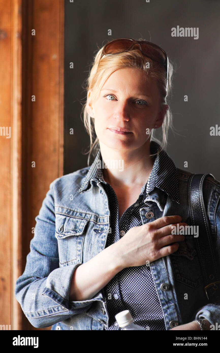 Portrait of a woman standing in a doorway. Lieu historique national de Lower Fort Garry, Manitoba, Canada. Banque D'Images