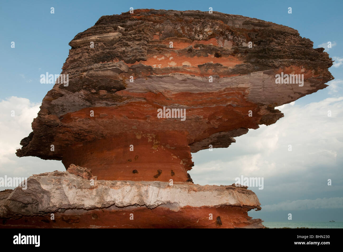 Formation rocheuse de grès sur une plage près de Broome, Australie occidentale Banque D'Images