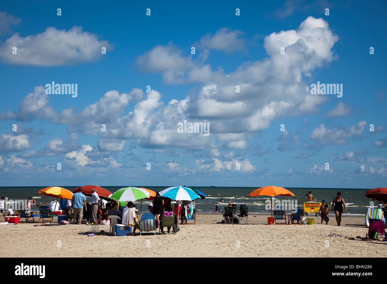 Les gens sur Stewart plage avec parasols et transats Galveston Texas USA Banque D'Images