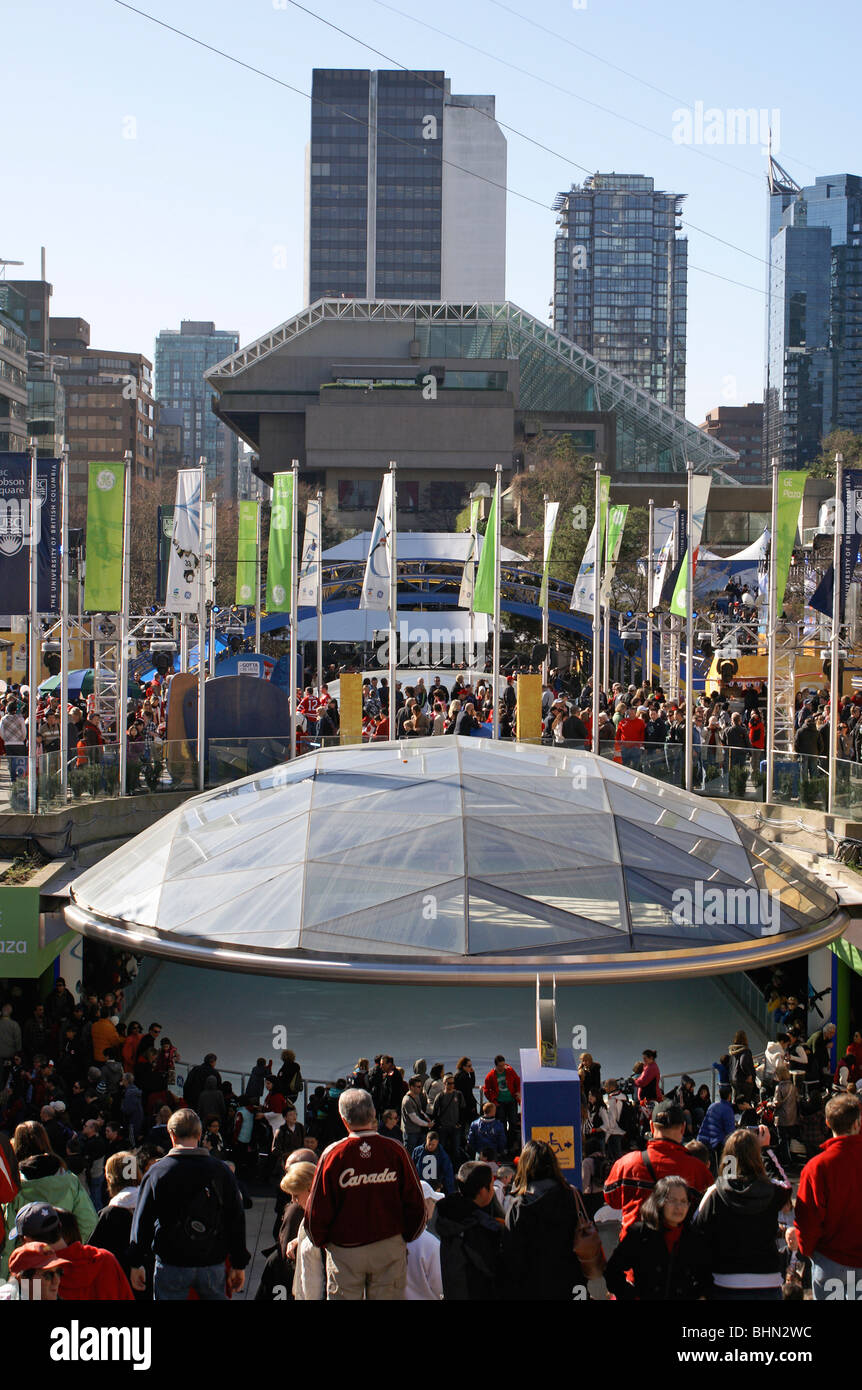 Les foules à Robson Square au cours de l'hiver de 2020 Jeux Olympiques, Vancouver, British Columbia, Canada Banque D'Images
