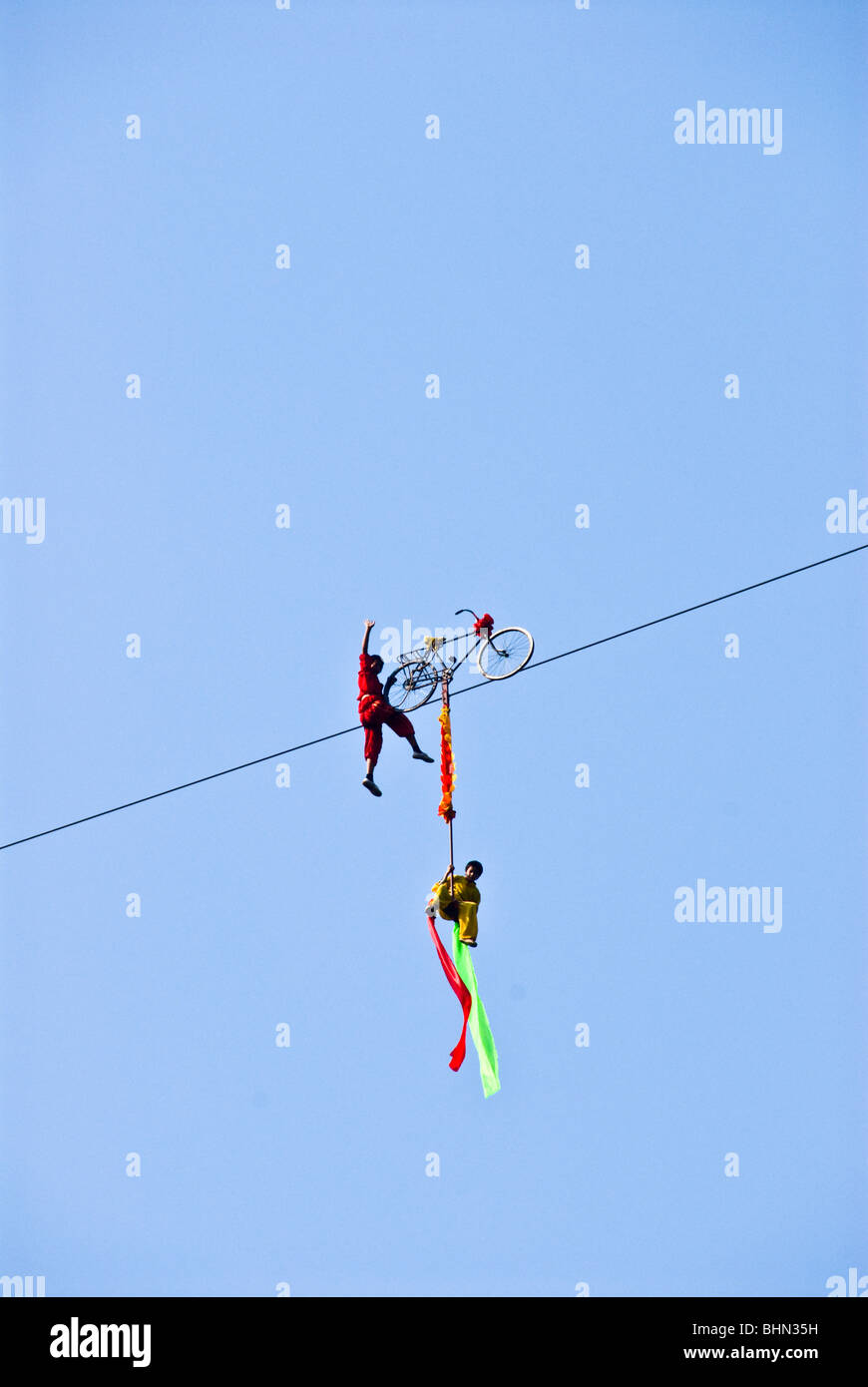 Acrobates chinois sur une corde raide au-dessus du fleuve Yangtze Banque D'Images