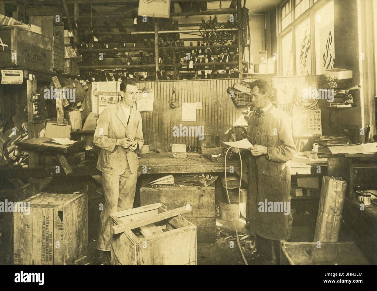 1920 photo du garage du mécanicien à la Linscott Motor Company, 690 Beacon Street, Boston, Massachusetts. Banque D'Images