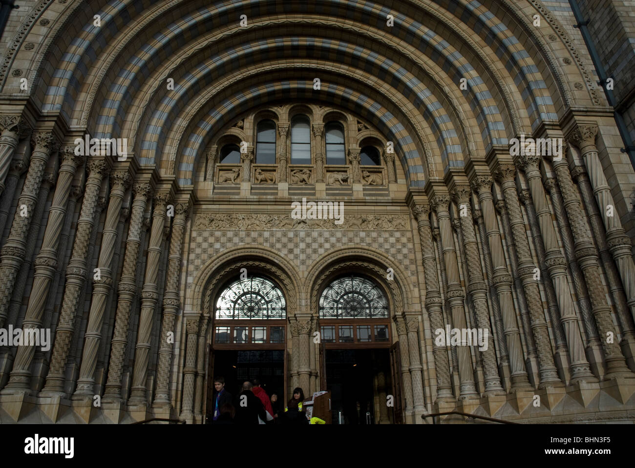 L'entrée du Musée d'Histoire Naturelle, South Kensington London UK Banque D'Images