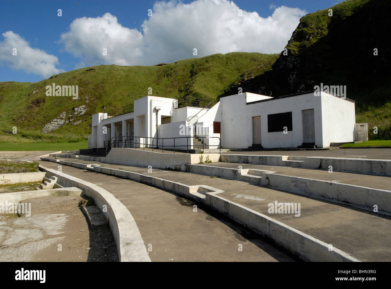 Tarlair Piscine, Macduff, dans l'Aberdeenshire. Piscines en plein air ouvert en 1931 un grade maintenant énumérés par Historic Scotland. Banque D'Images