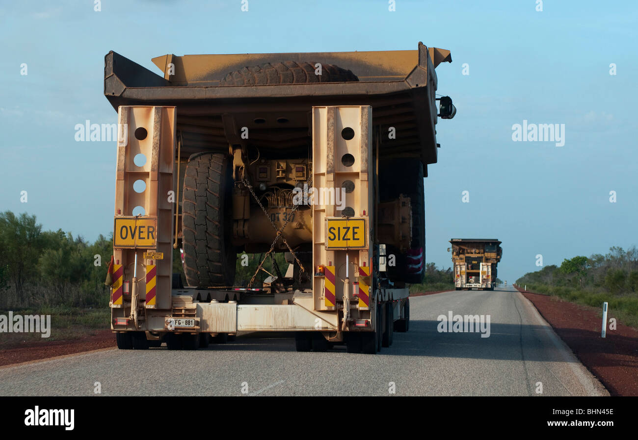 Équipement minier lourd livré sur le site minier sur l'autoroute de l'Outback près de Karratha, en Australie occidentale Banque D'Images