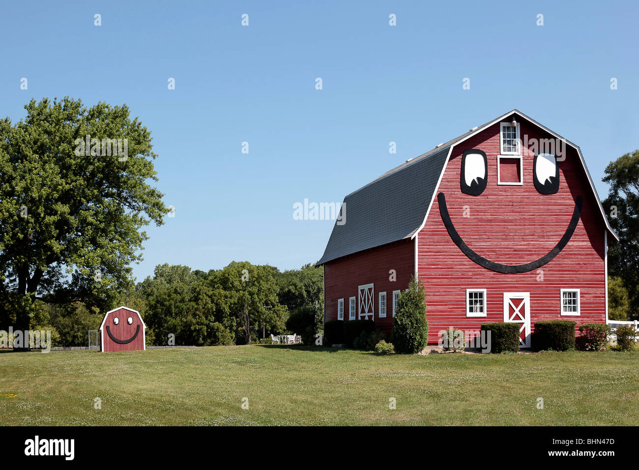 Smiley face grange avec hangar plus petits dans le sud du Wisconsin Banque D'Images