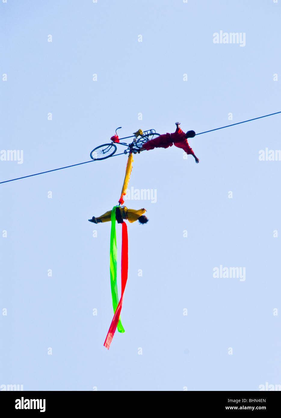 Des acrobates chinois au-dessus de la gorge Wu de la rivière Yangtze, en Chine Banque D'Images