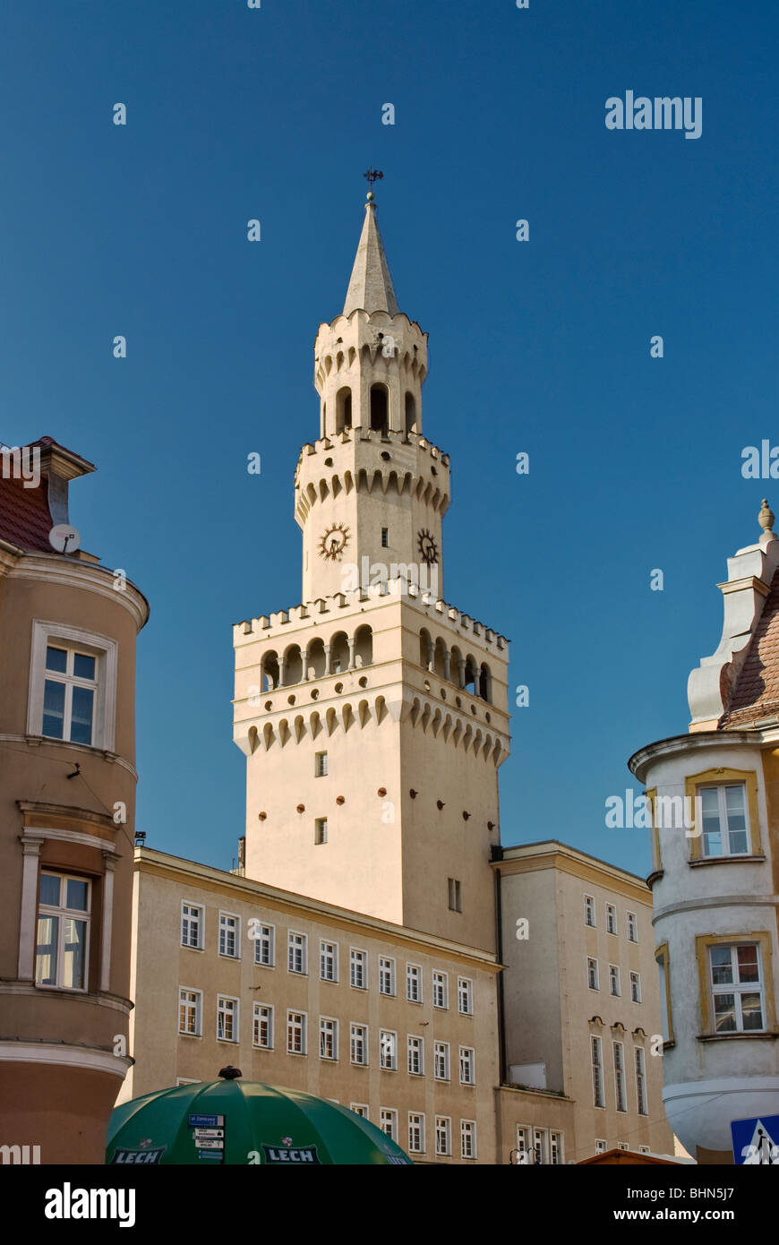 De la tour de ville inspirée par le Palazzo Vecchio à Florence à Rynek (Place du marché), à Opole Opolskie, Pologne Banque D'Images