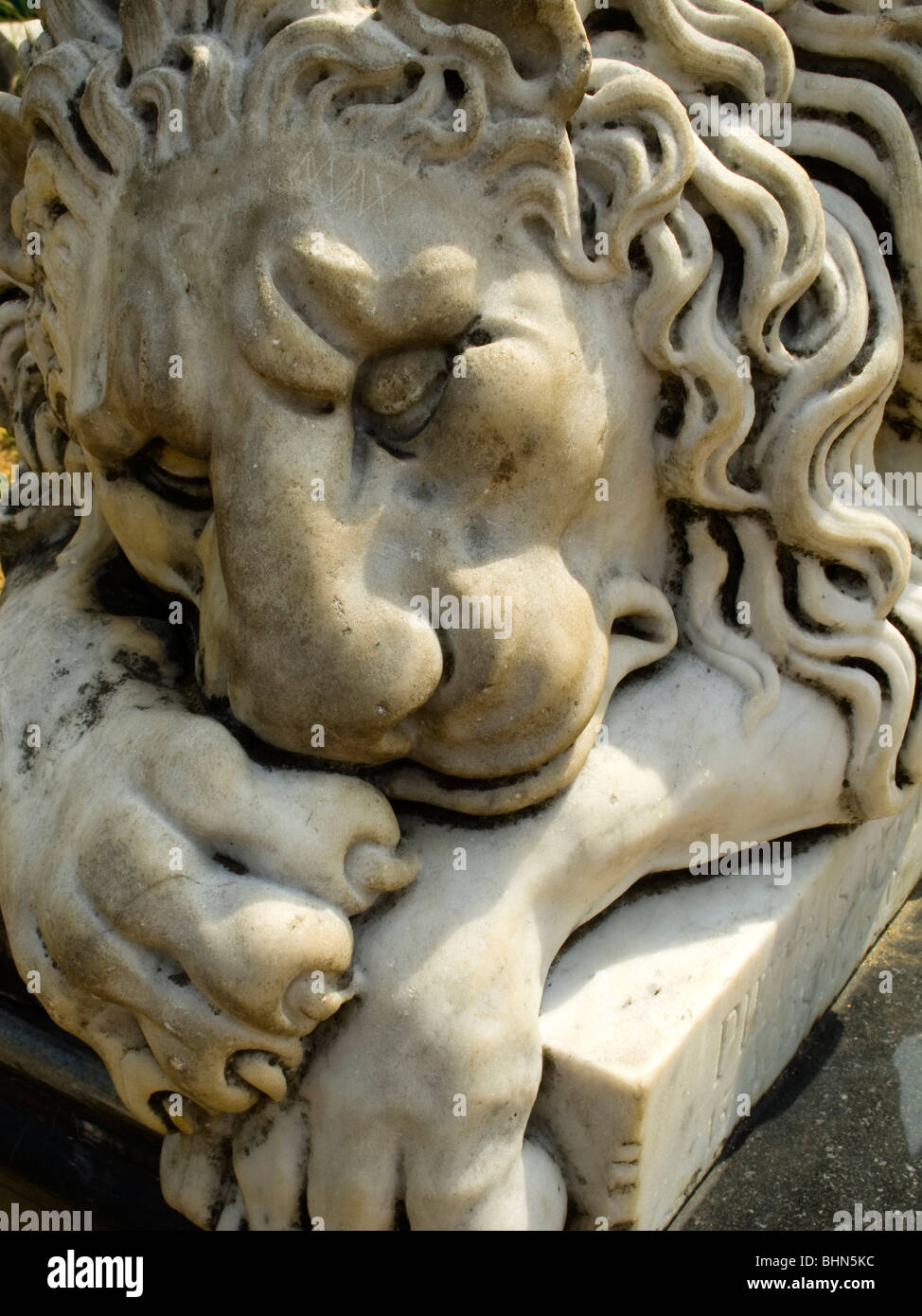 L'Inde, le Kerala, Thiruvananthapuram (Trivandrum),, parc public, Napier Museum, lion sculpture par Pietr Asanta Banque D'Images