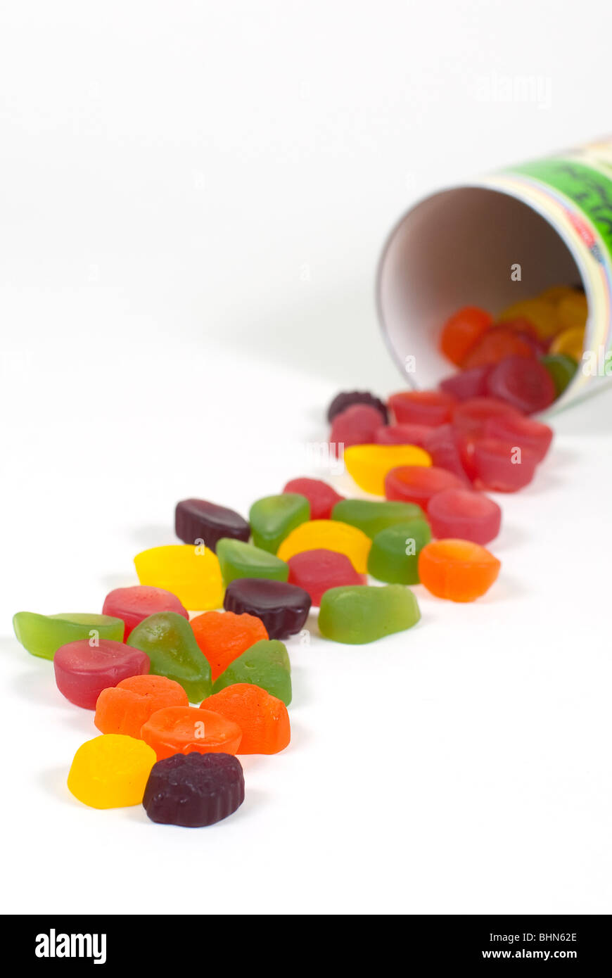Bonbons colorés empilés sur une table Banque D'Images
