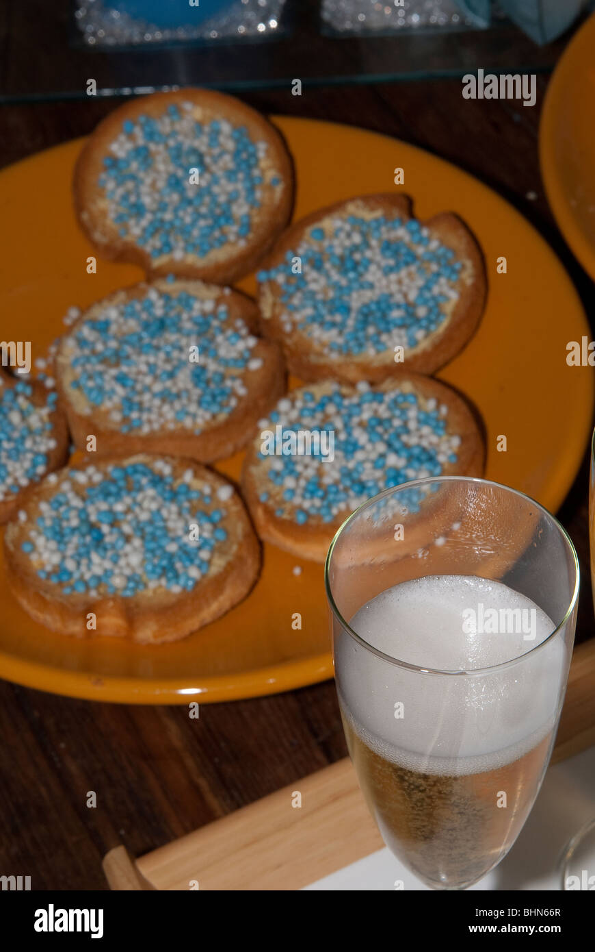 Biscuits avec sprinkles bleu et blanc pour célébrer la naissance d'un garçon selon tradition Néerlandaise Banque D'Images
