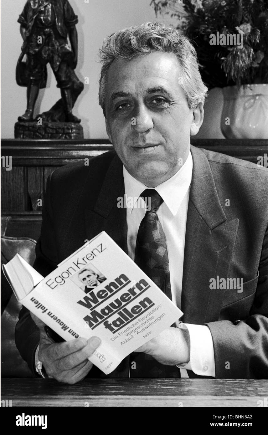 Krenz, Egon, * 19.3.1937, politicien allemand (SED), Conseil de la République démocratique allemande (octobre à décembre 1989), demi-longueur, lors de la présentation de son livre "Wenn Mauern Fallen, Die Friedliche Revolution: Vorgeschichte - Ablauf - Auswirkungen", Verlag Paul Neff, Spoeckmeier Restaurant, Munich, 9.4.1990 Banque D'Images