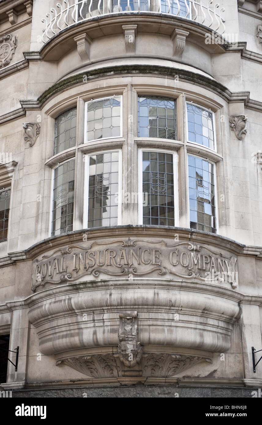 Ornately carved stone meneau et courbes de la fenêtre d'angle au plomb édifice de la Royal Insurance Company à Shrewsbury Banque D'Images