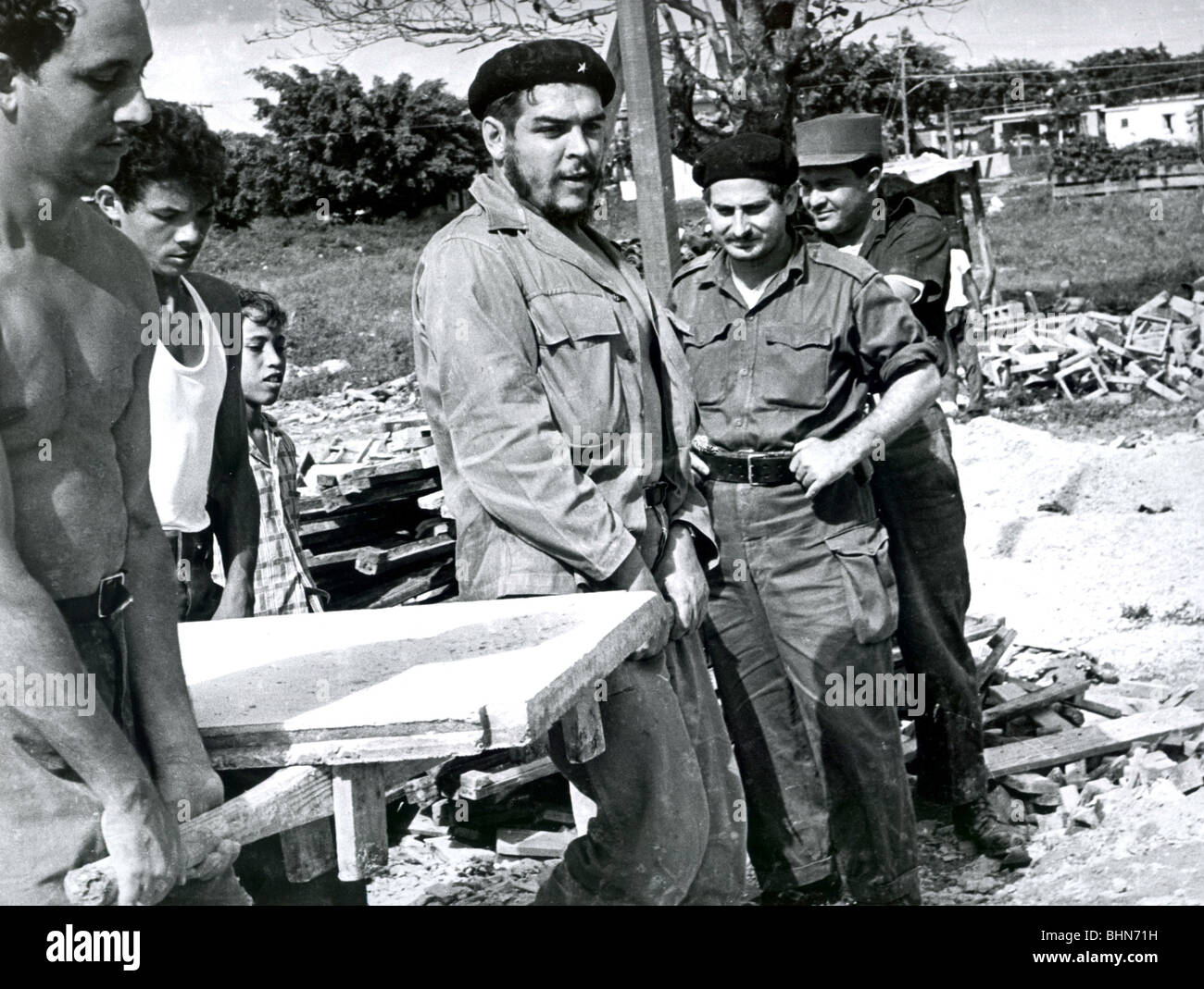 CHE GUEVARA DE L'ACCOMPLISSEMENT D'UN TRAVAIL DE CONSTRUCTION À LA HAVANE, CUBA 1961 Photo par Osvaldo Salas Banque D'Images