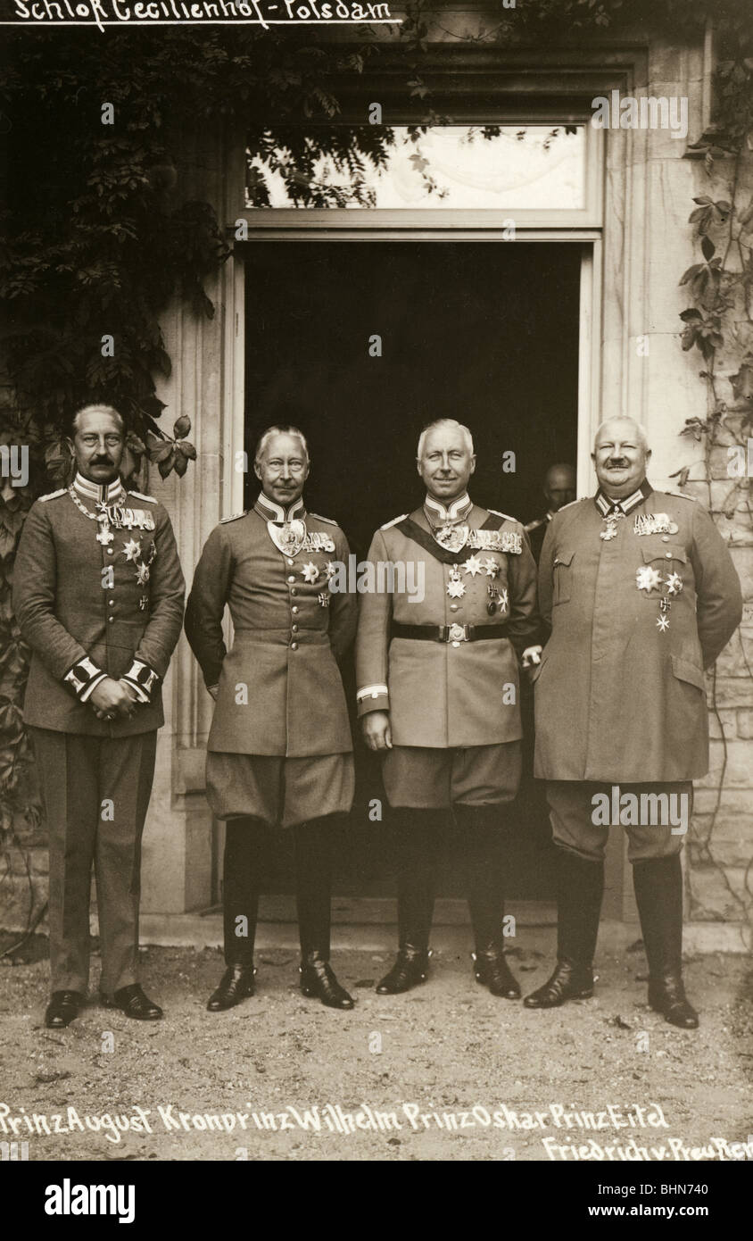 William, 6.5.1882 - 20.7.1951, prince héritier allemand 15.6.1888 - 9.11.1918, avec ses frères Août Wilhelm, Oskar et Eitel Friedrich, Cecilienhof, Potsdam, carte postale, vers 1918, Banque D'Images