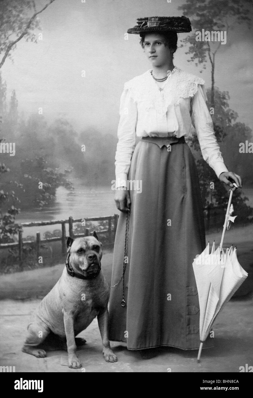 Les gens, les femmes, 1900 - 1930, femme avec parapluie et chien, carte de  cabinet, Munich, vers 1900, Allemagne, Empire allemand, chapeau, chapeaux,  jupe longue, ombre, nuances, mode, pleine longueur, au tournant