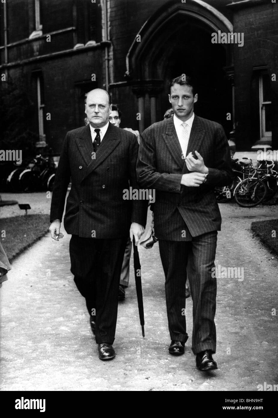 Olav V., 2.7.1903 - 17.1.1991, roi de Norvège 21.9.1957 - 17.1.1991, pleine longueur, avec son fils le prince héritier Harald, Oxford, 29.10.1960, Banque D'Images