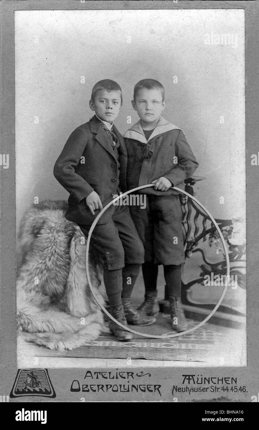 Les gens, les enfants, deux garçons avec hula basket, studio tourné, photo par Oberpollinger studio, Munich, vers 1900, Banque D'Images