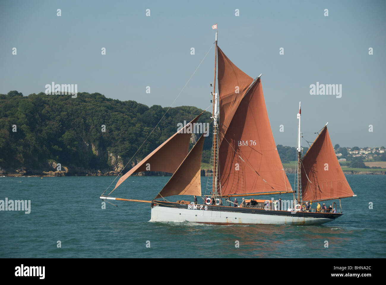 Le quartier historique de Brixham trawler Vigilance dans toutes voiles dehors Banque D'Images