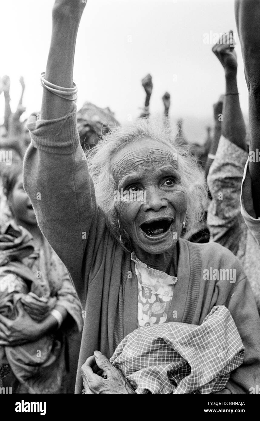 Femme âgée avec la communauté agricole locale démontrer demander la liberté pour le Timor oriental comme troupes indonésiennes envahir et détruire Banque D'Images