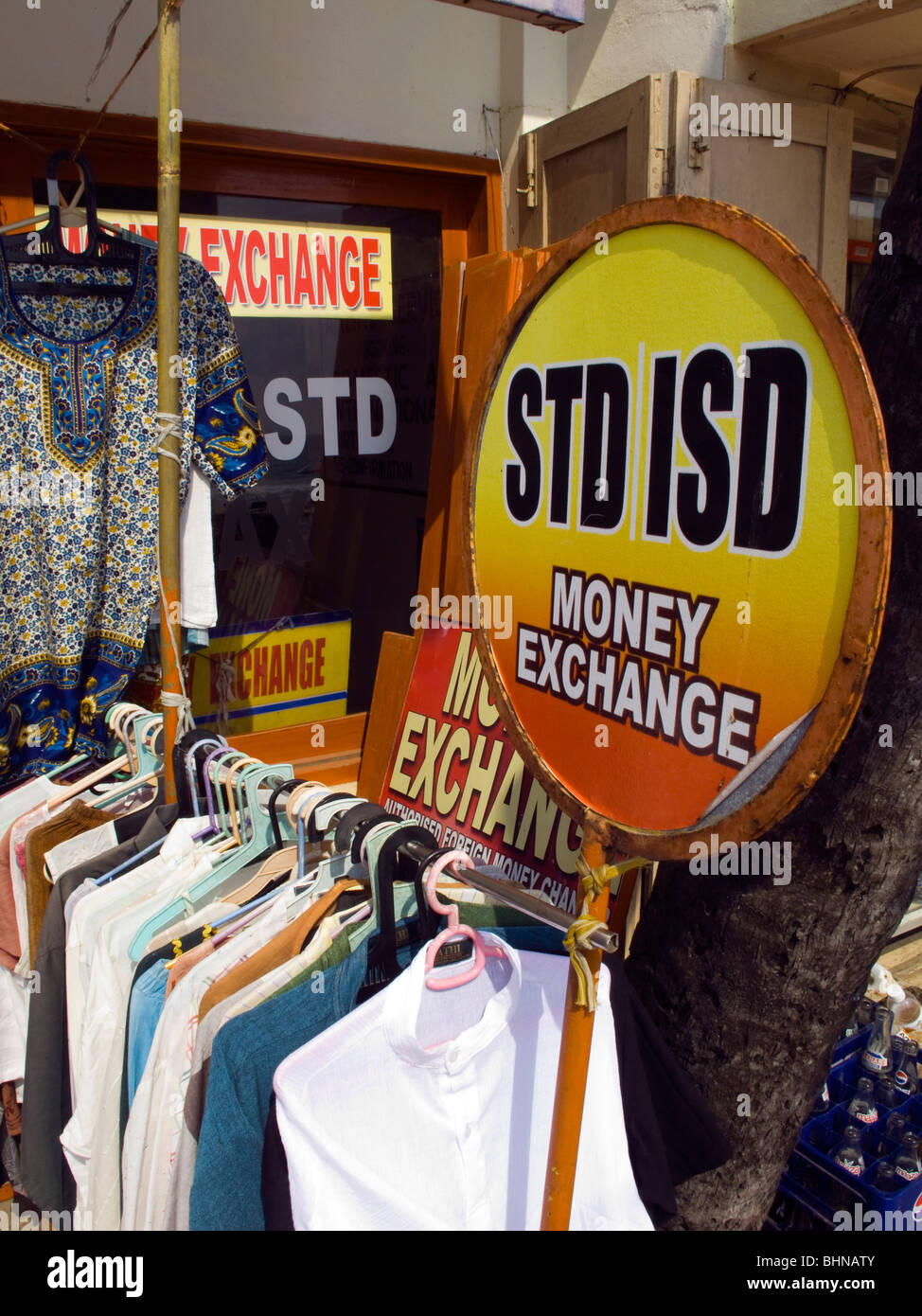 L'Inde, le Kerala, Kovalam, Lighthouse (Adam), l'échange d'argent affiche à l'extérieur de magasin de vêtements de mer Banque D'Images