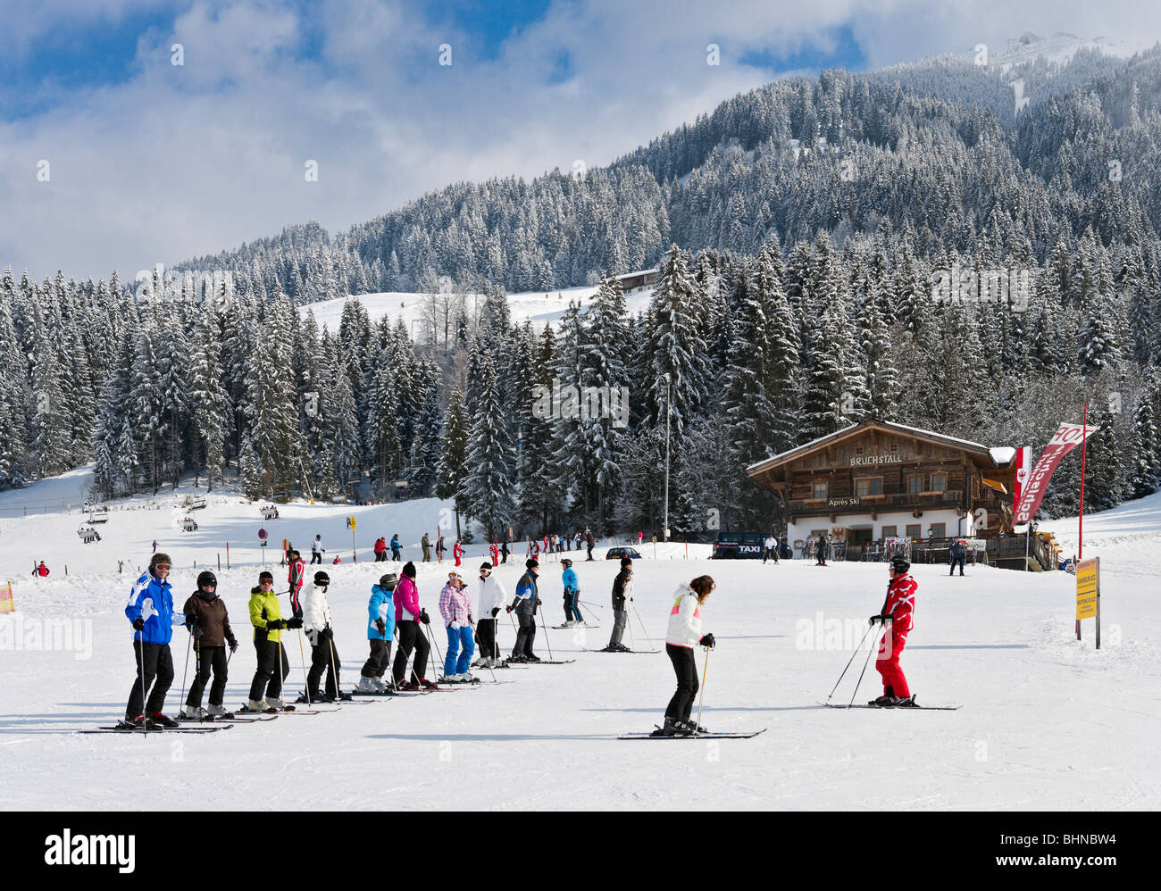 Leçon de l'école de ski sur les pistes juste en dehors du centre de la station, Westendorf, Tyrol, Autriche Banque D'Images
