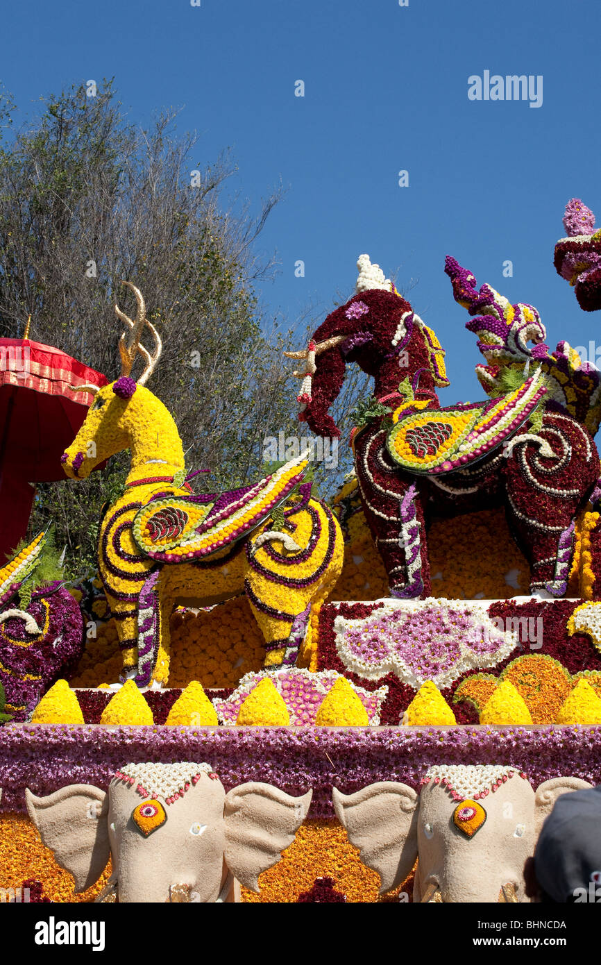Exposition aux fleurs de Chiangmai, art floral ancien et moderne, orné de perles gailées, défilé de flotteurs faits de fleurs colorées; Chiang Mai, Thaïlande Banque D'Images