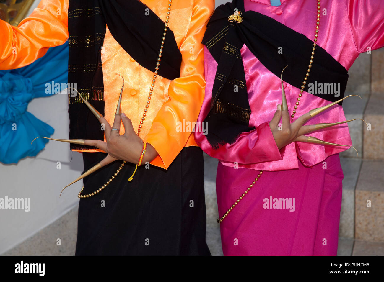 Danseurs thaïlandais avec des ongles exotiques étendu, extensions d'or, à l'aide de chambres joliment exécuté mouvements des mains et des doigts en Thaïlande, Asie Banque D'Images
