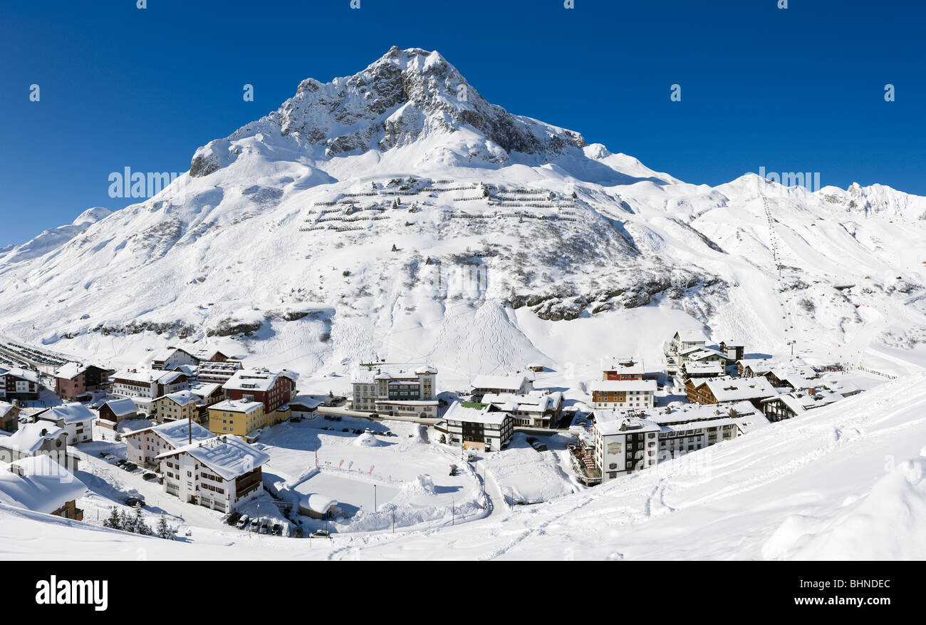Vue panoramique sur la station de ski d'Arlberg, Zurs, Vorarlberg, Autriche Banque D'Images