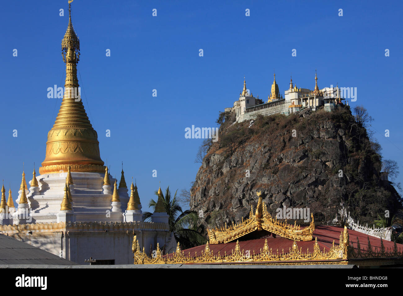 Le Myanmar, Birmanie, Mt Popa, sanctuaires au sommet Banque D'Images