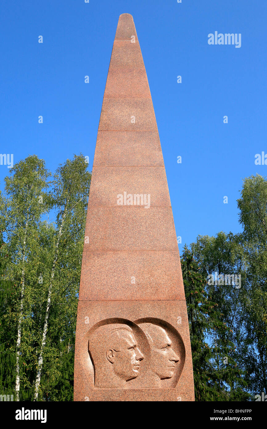 Obélisque marquant l'emplacement où le cosmonaute Youri Gagarine (1934-1968) et d'instructeur de vol, Vladimir Sereguine est écrasé à Novoselovo, Russie Banque D'Images