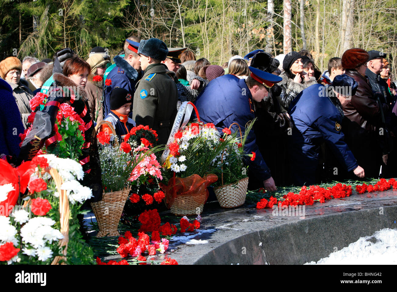 Personnes commémorant Yuri Gagarin et Vladimir Seryogin à l'endroit où leur MiG-15UTI est écrasé à Novoselovo, Russie Banque D'Images