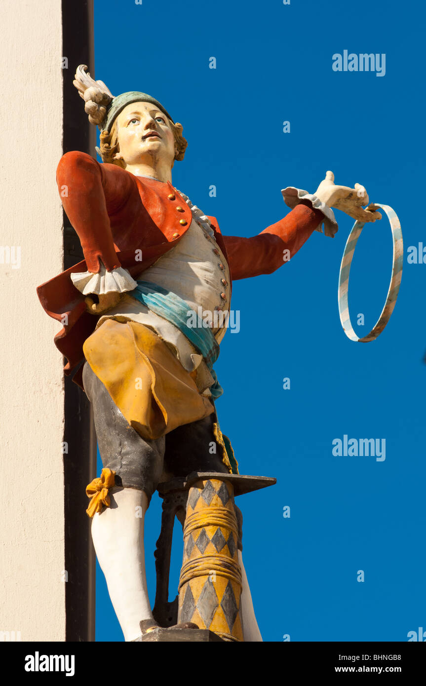 Shop statue de l'homme en costume traditionnel allemand, Munich, Allemagne. Banque D'Images