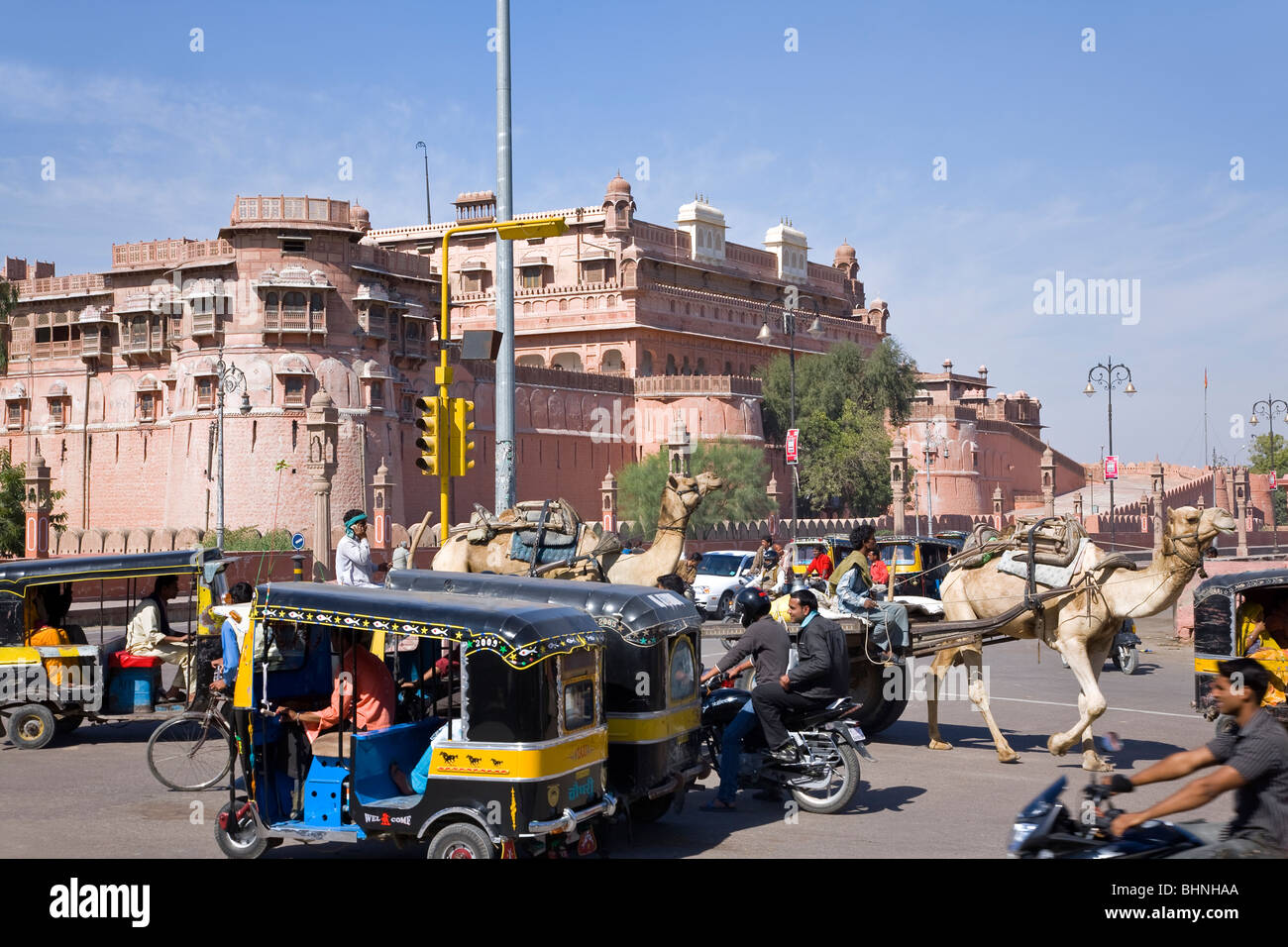 Le trafic de rue et fort de Junagarh. Bikaner. Le Rajasthan. L'Inde Banque D'Images