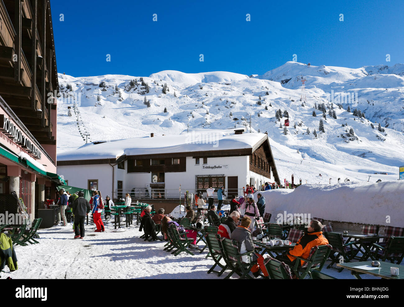 Hotel restaurant aux pieds des pistes dans le centre de la station de ski d'Arlberg, Zurs, Vorarlberg, Autriche Banque D'Images