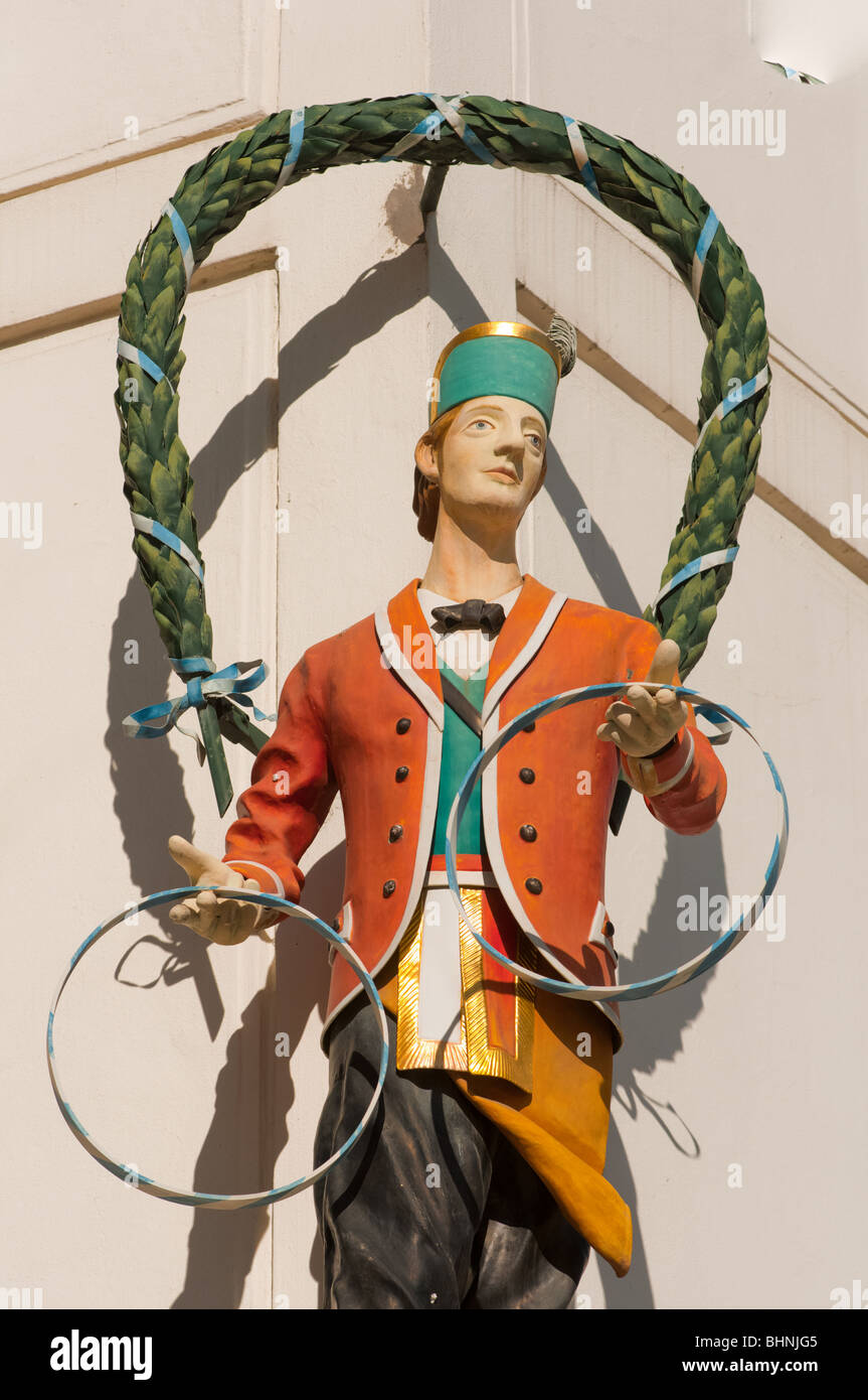 Shop statue de l'homme en costume traditionnel allemand Banque D'Images