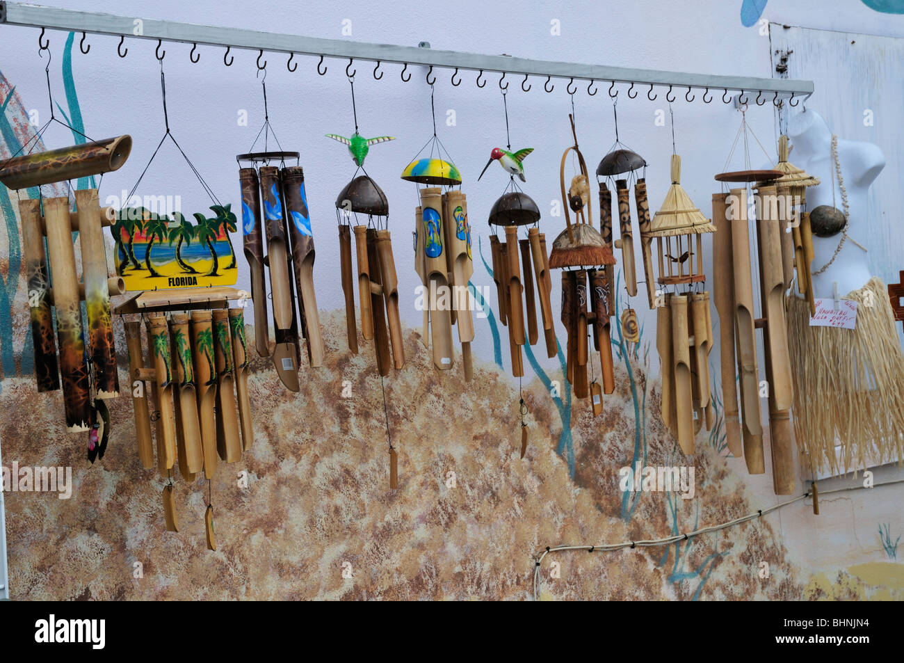 Wind Chimes accrocher sur le côté d'un immeuble à Tarpon Springs, Floride Banque D'Images