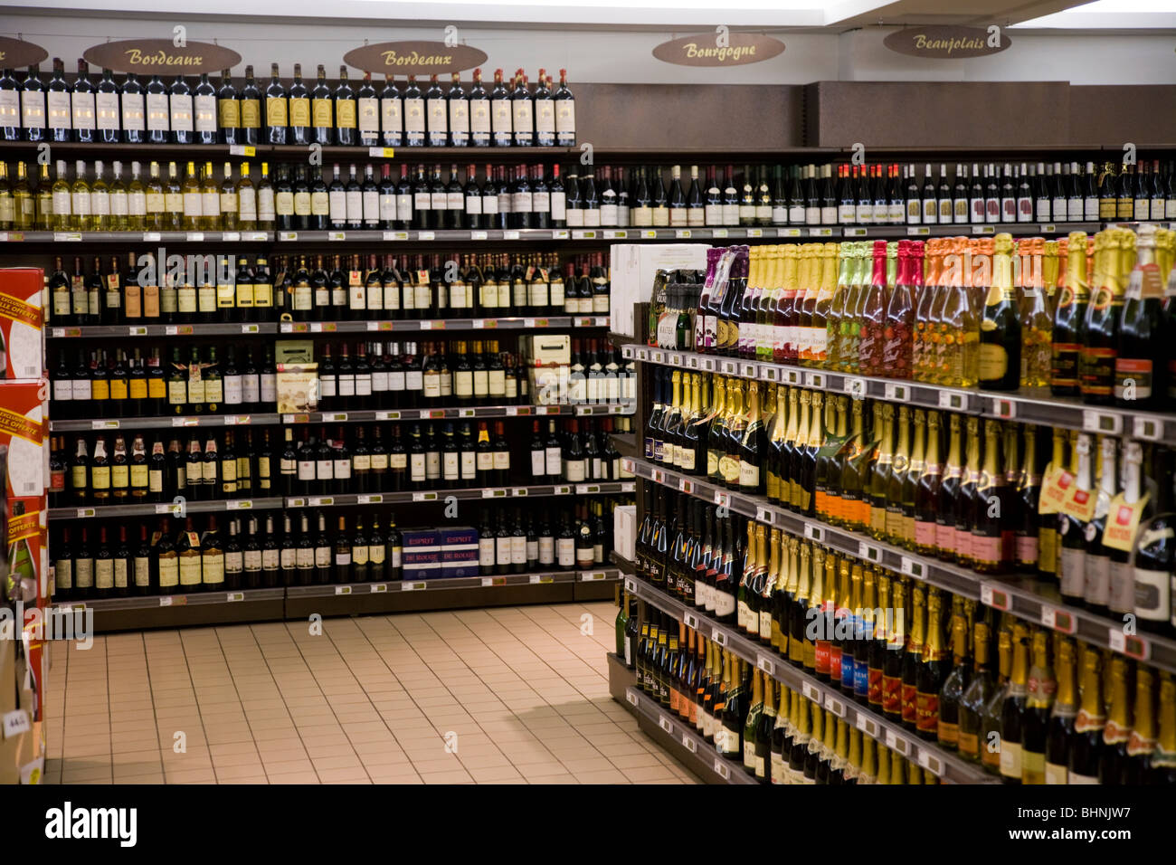 Un affichage de l'alcool / boissons / vins vins et spiritueux boissons / boissons dans un supermarché français. La France. Banque D'Images