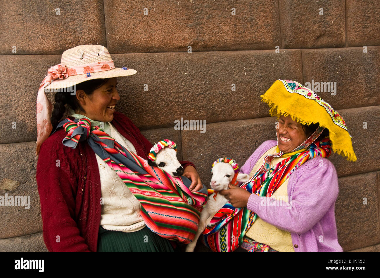 Les femmes autochtones péruviennes traditionnelles sur le marché avec leurs lamas pour animaux de compagnie Banque D'Images