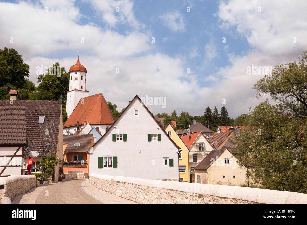 Harburg, Bavière, Allemagne. Vue le long pont étroit sur la rivière à Wornitz médiévale et pittoresque village bavarois sur Route Romantique Banque D'Images