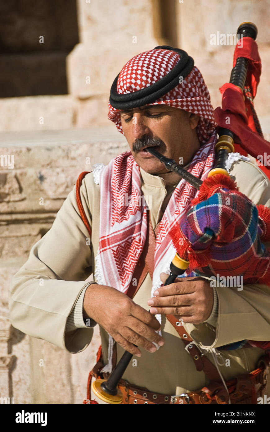 Man blowing le pipa à les vestiges romains de Jerash, Jordanie, Asie. Banque D'Images