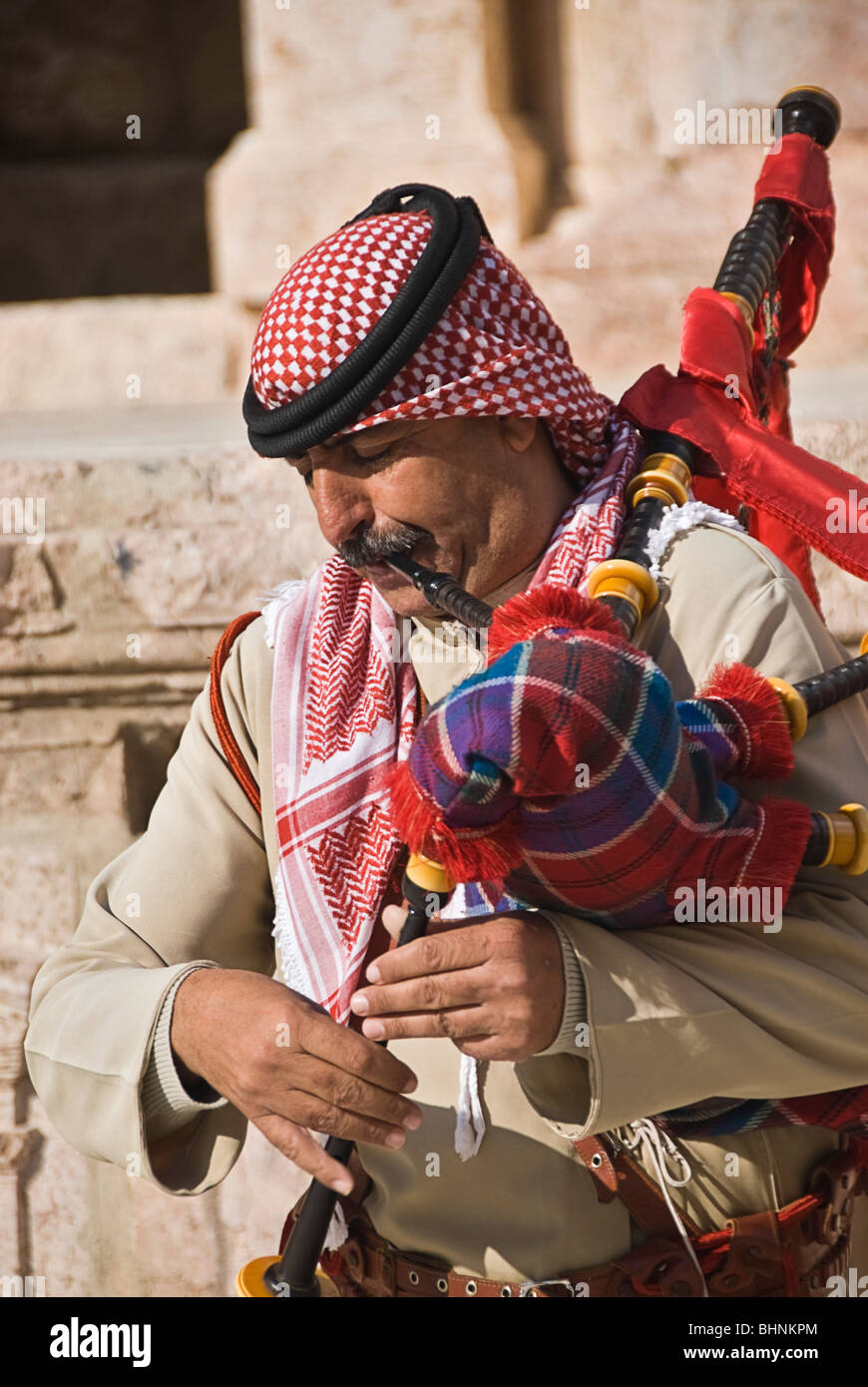 Man blowing le pipa à les vestiges romains de Jerash, Jordanie, Asie. Banque D'Images