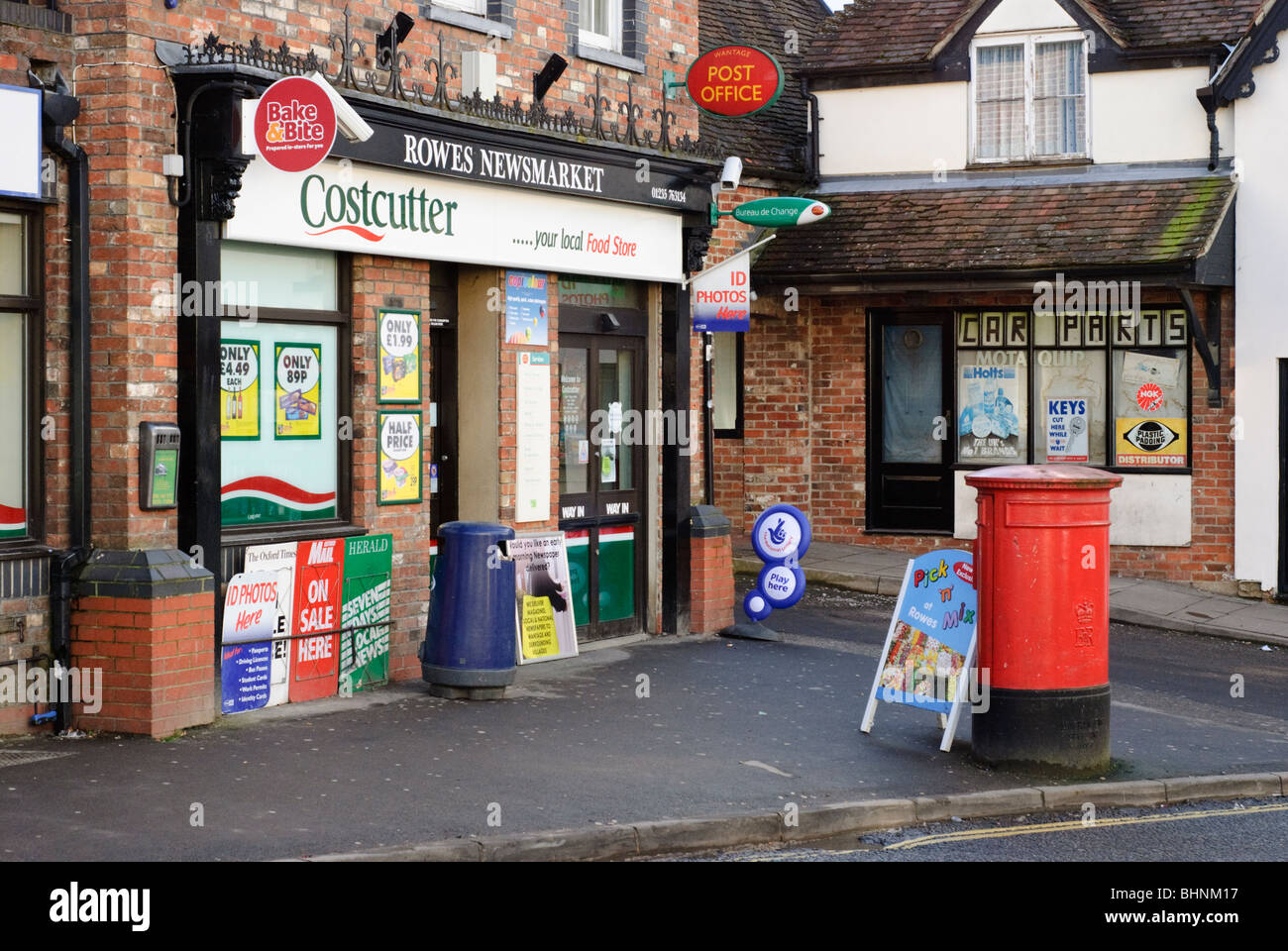 Dans The Newsmarket Rowes, Wantage Oxfordshire, Angleterre, Royaume-Uni est un magasin de proximité avec un bureau de poste situé à l'intérieur. Banque D'Images