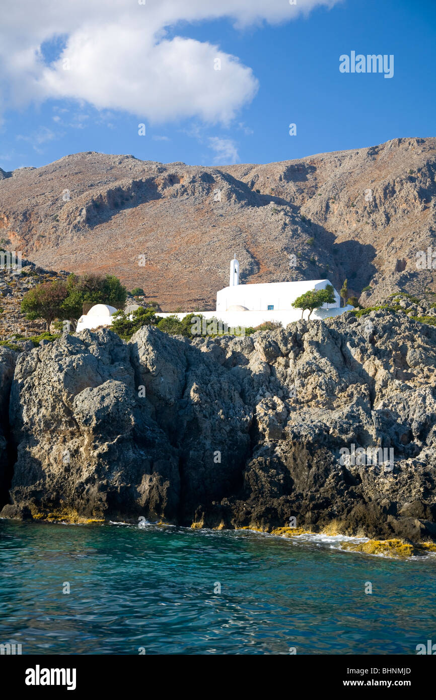 Église traditionnelle sous les montagnes Blanches, Loutro, région de Sfakia, Crète, Grèce. Banque D'Images