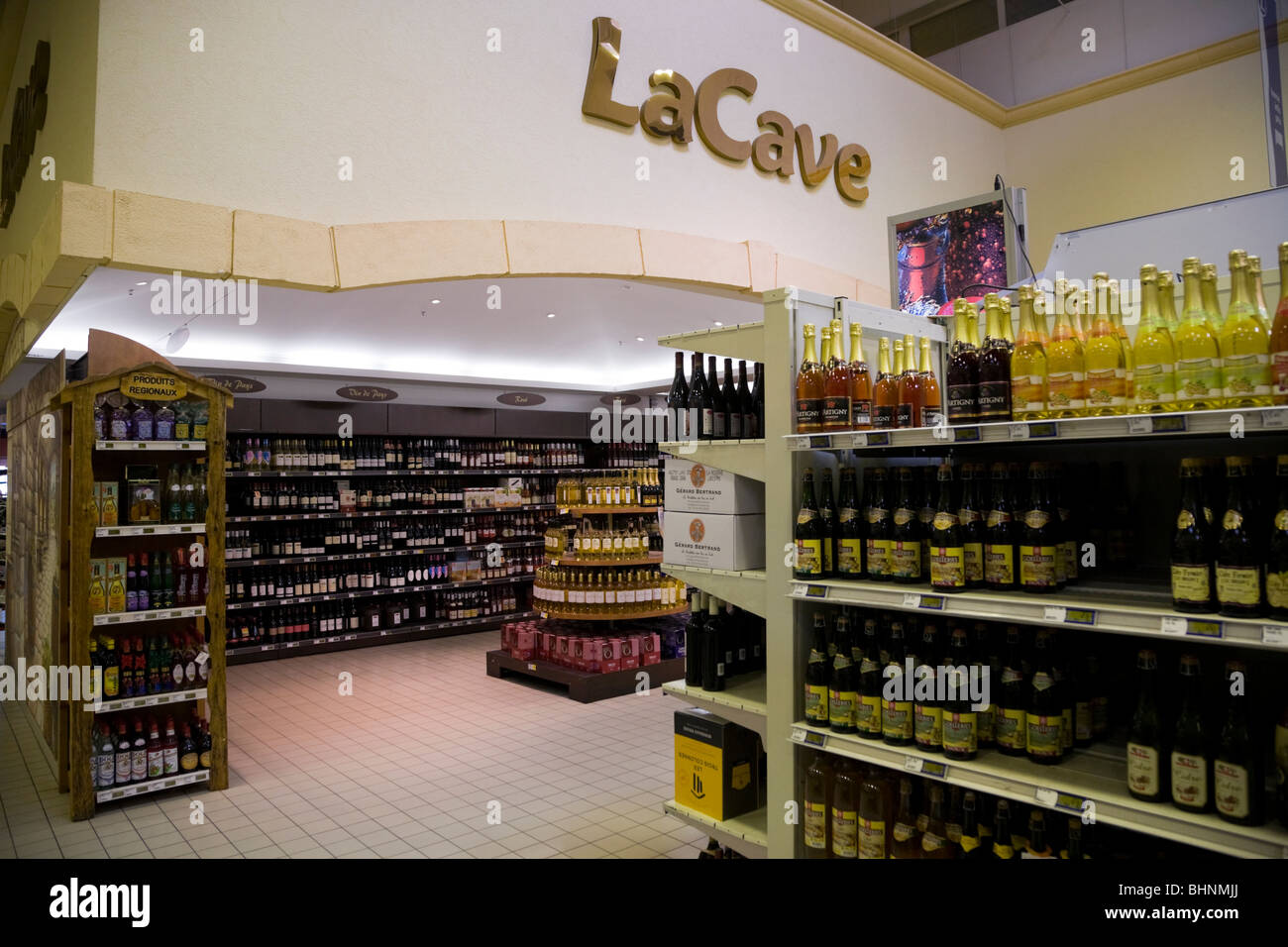 Un affichage de l'alcool / boissons / vins vins et spiritueux boissons / boissons dans un supermarché français. La France. Banque D'Images