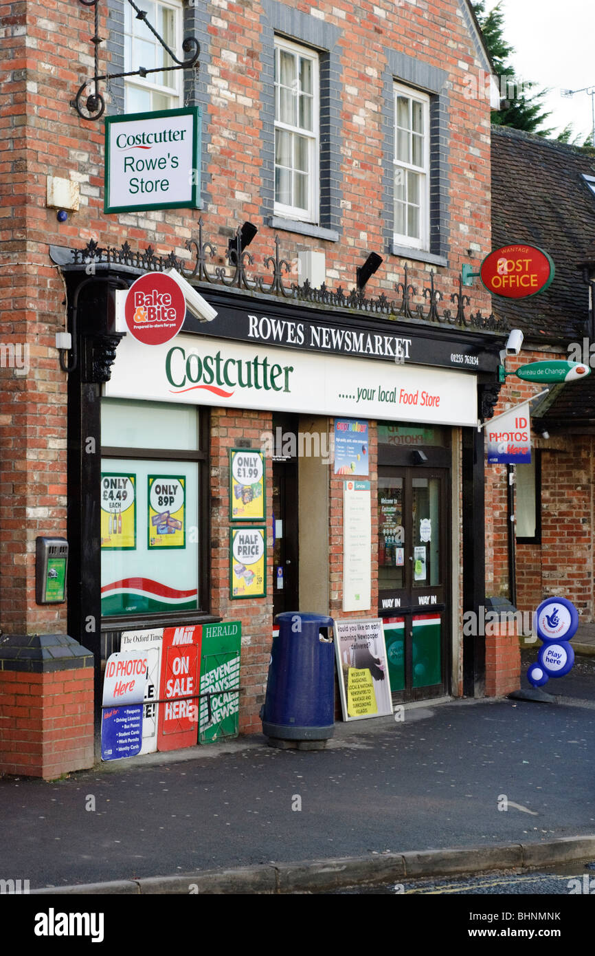 Dans The Newsmarket Rowes, Wantage Oxfordshire, Angleterre, Royaume-Uni est un magasin de proximité avec un bureau de poste situé à l'intérieur. Banque D'Images