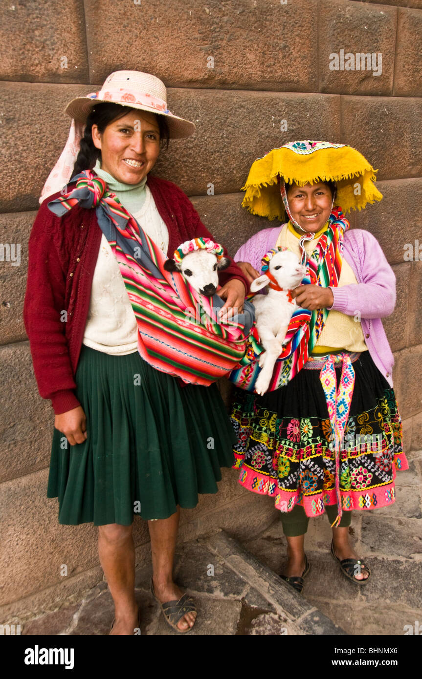 Les femmes autochtones péruviennes traditionnelles sur le marché avec leurs lamas pour animaux de compagnie Banque D'Images