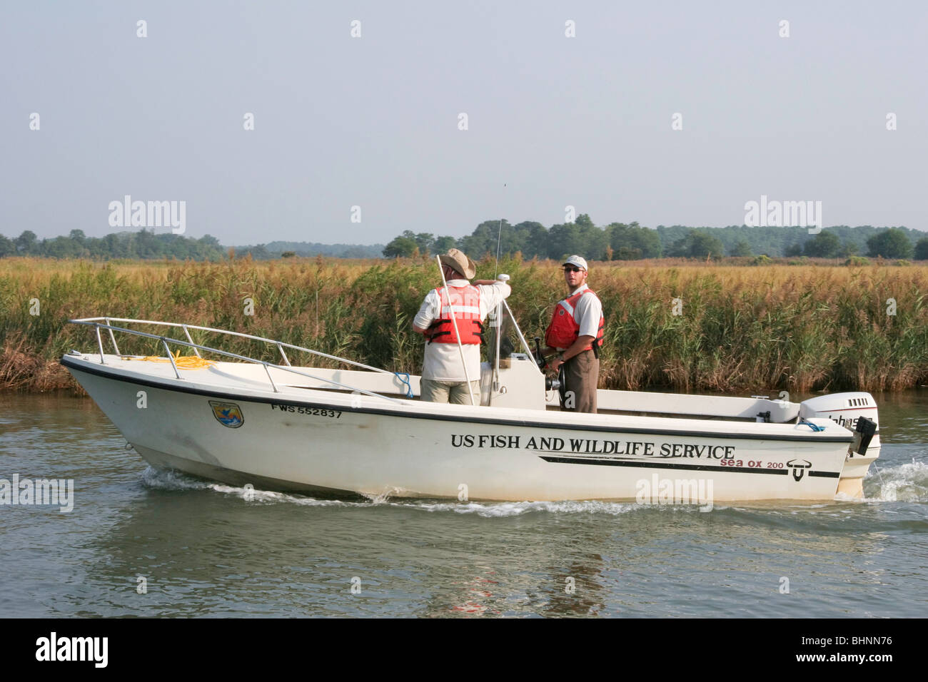 Le US Fish and Wildlife Service croisières équipe par Knapps Narrows sur Maryland Eastern Shore Banque D'Images